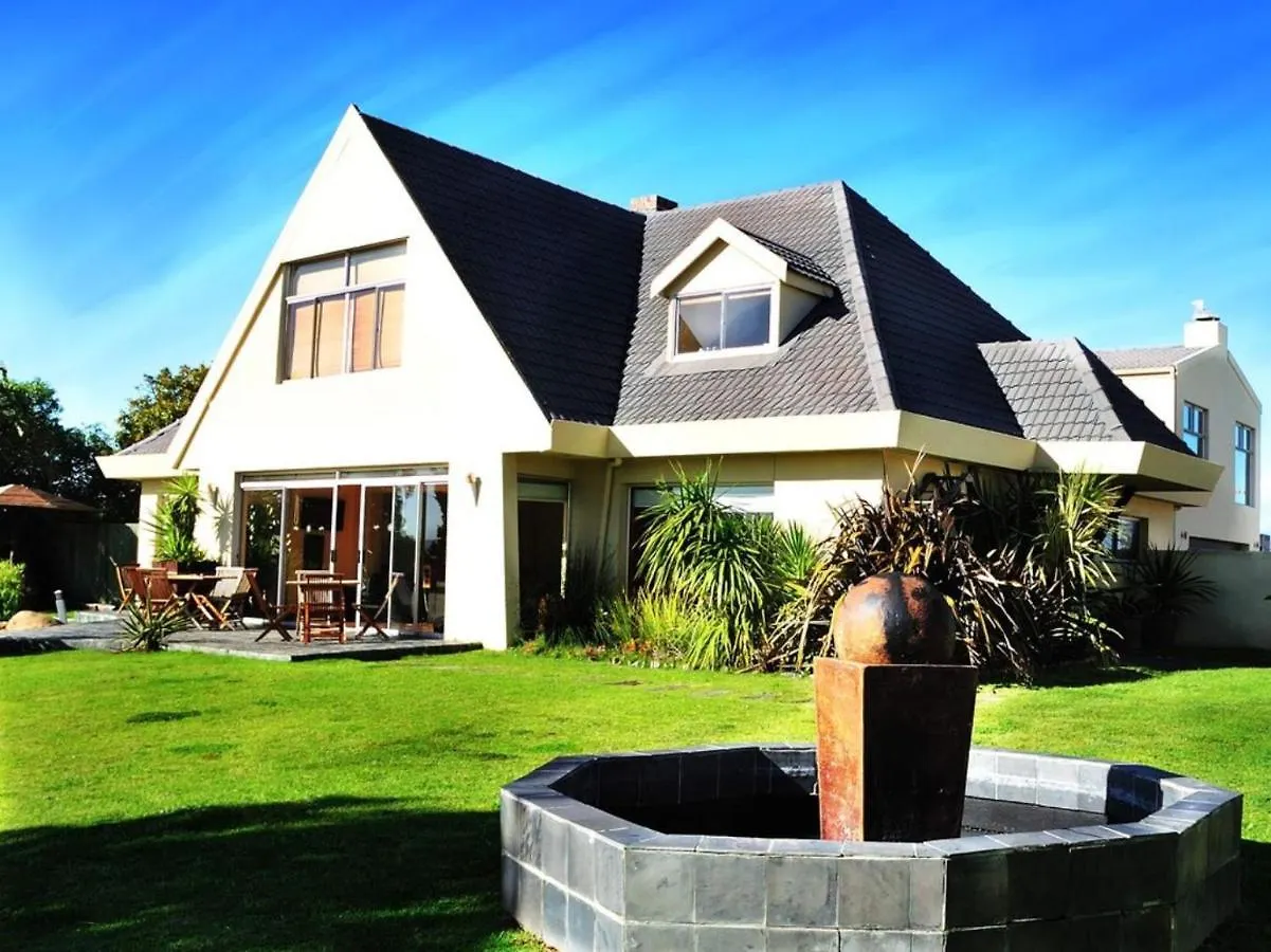 Mandalay Beach Guest House Bloubergstrand