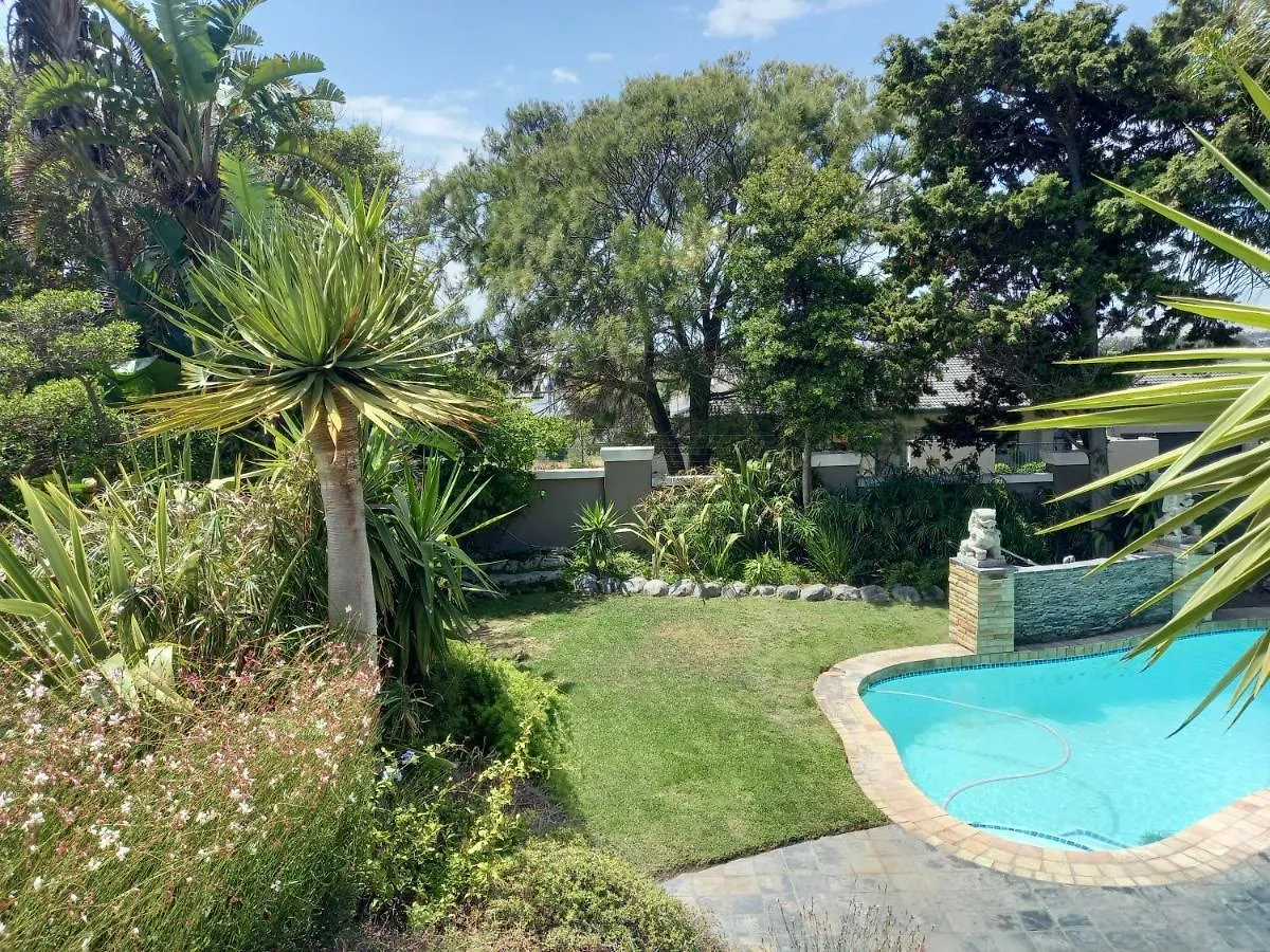Mandalay Beach Guest House Bloubergstrand